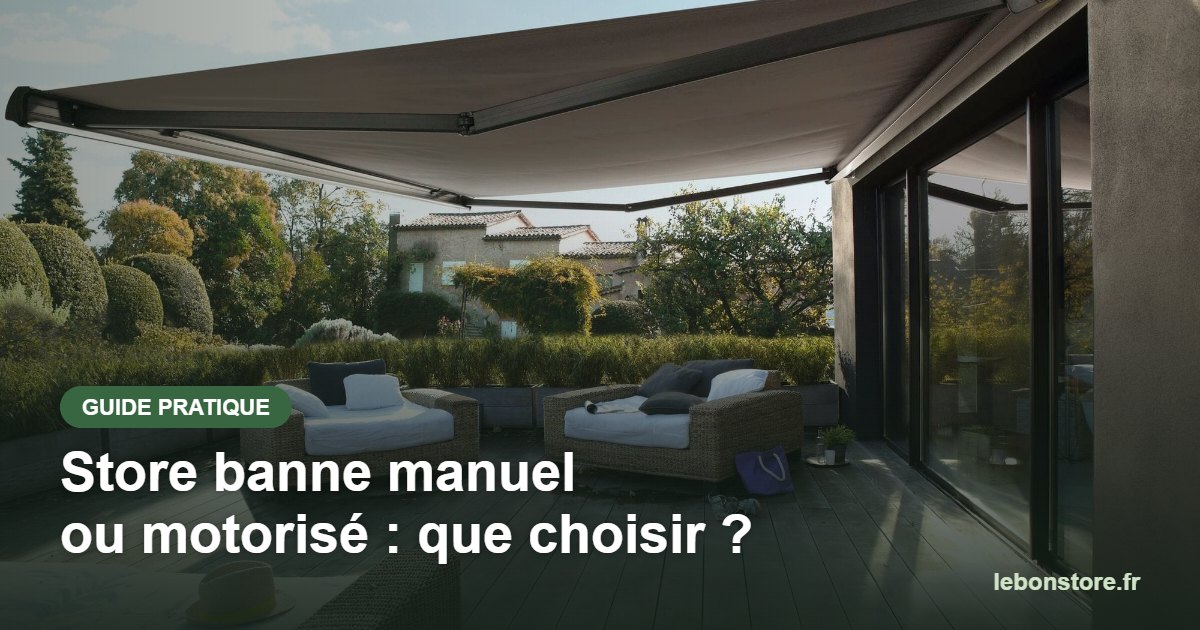 Grand store banne déroulé au-dessus d’un salon de jardin