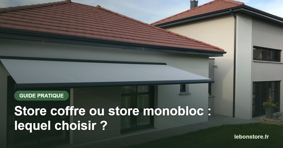 Store coffre gris posé sur la façade d’une maison